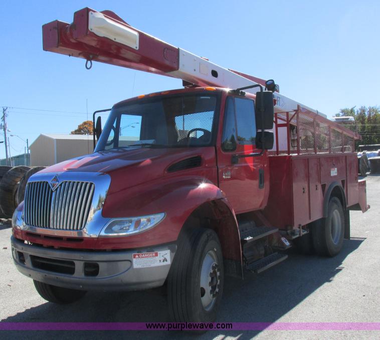 image for item K2211 2005 International DuraStar 4400 bucket truck