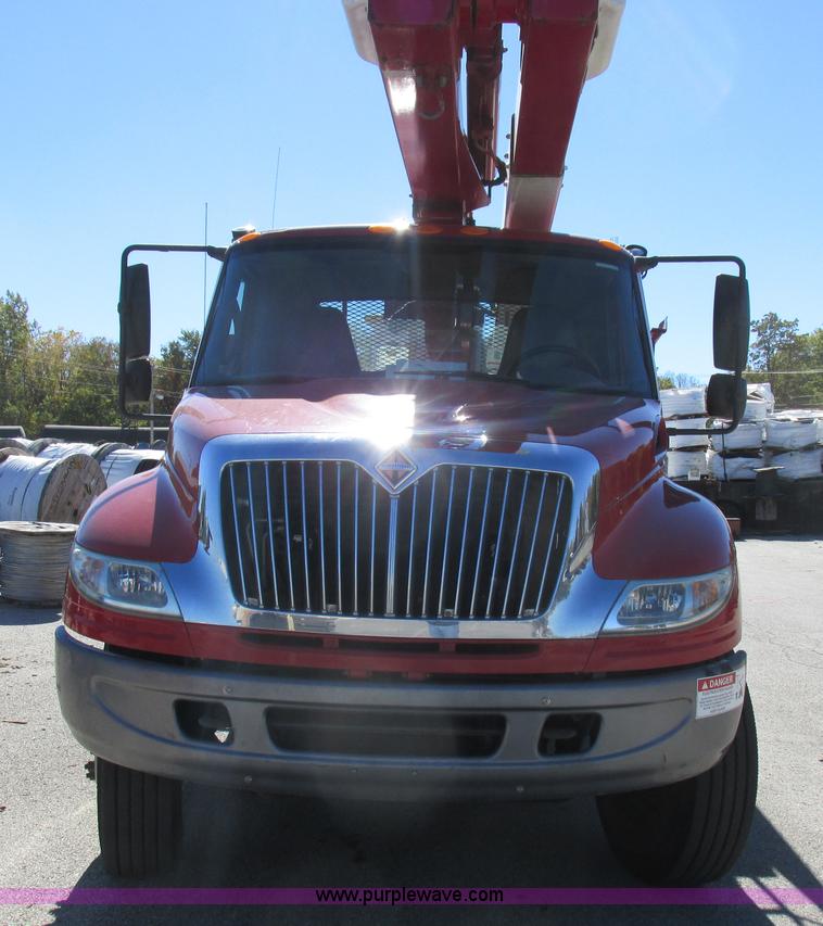 image for item K2211 2005 International DuraStar 4400 bucket truck