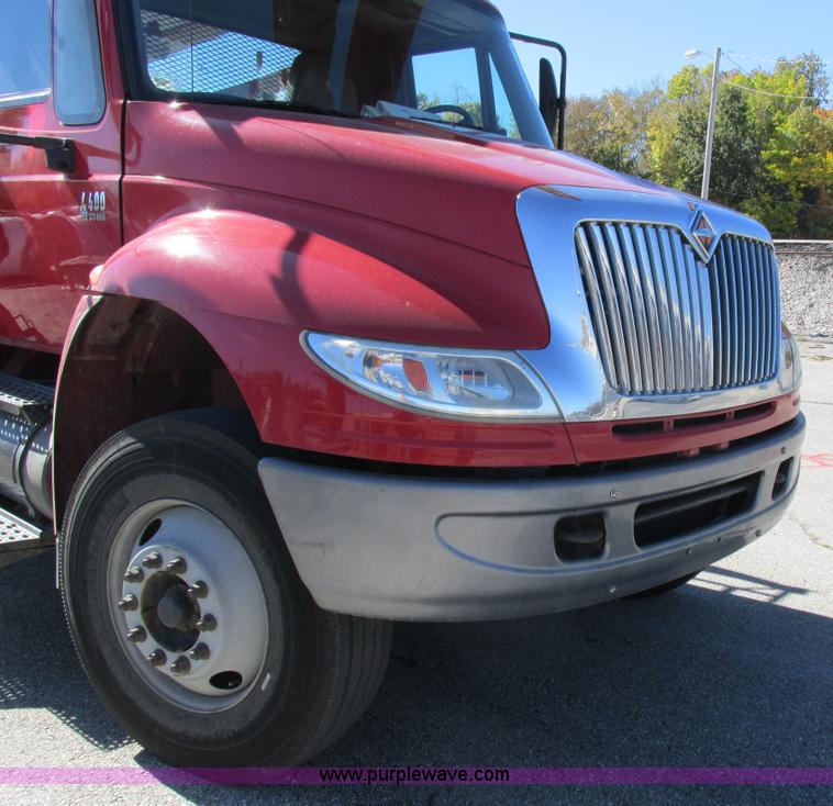 image for item K2211 2005 International DuraStar 4400 bucket truck