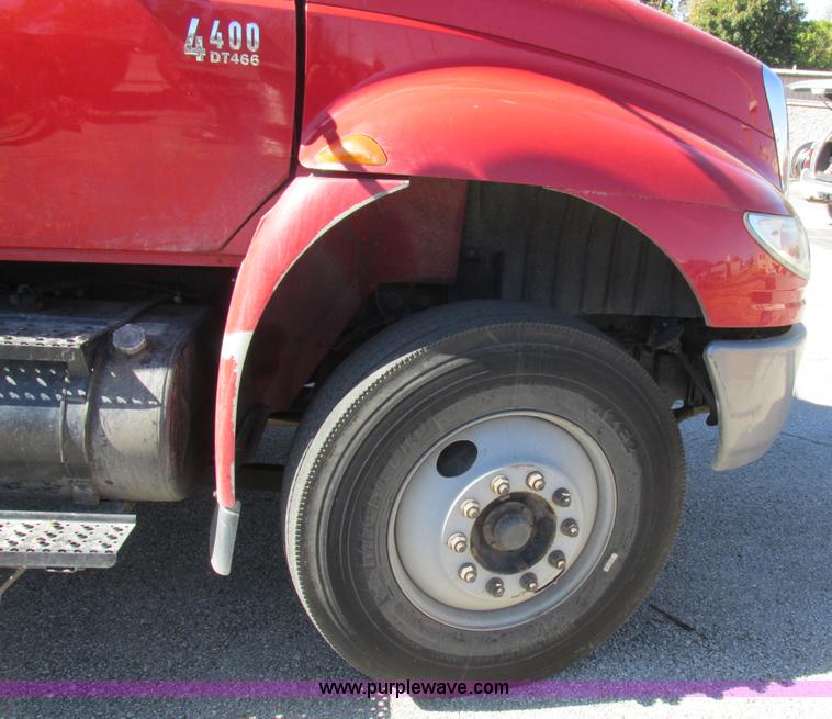 image for item K2211 2005 International DuraStar 4400 bucket truck