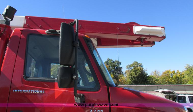 image for item K2211 2005 International DuraStar 4400 bucket truck