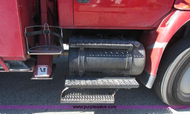 image for item K2211 2005 International DuraStar 4400 bucket truck