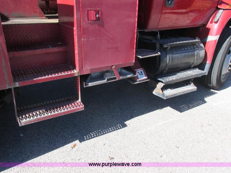 image for item K2211 2005 International DuraStar 4400 bucket truck