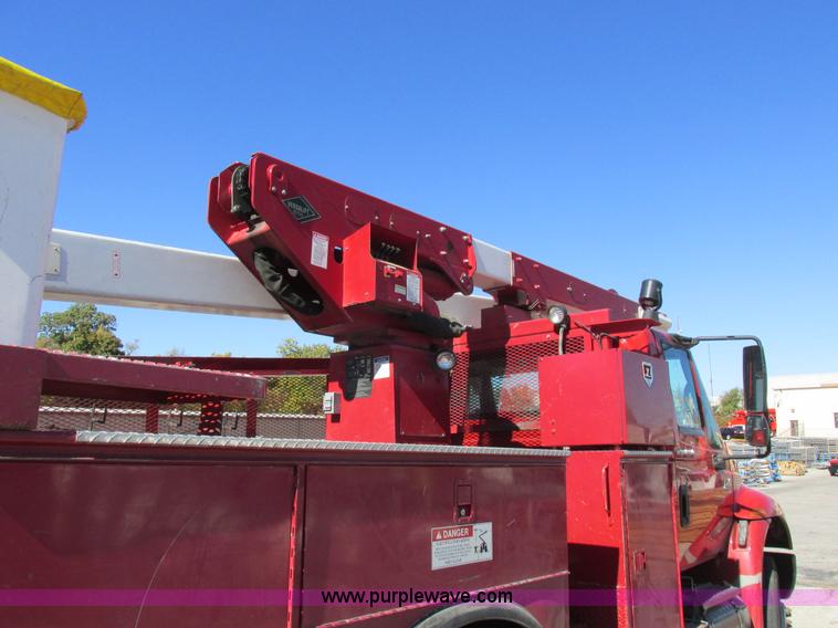 image for item K2211 2005 International DuraStar 4400 bucket truck