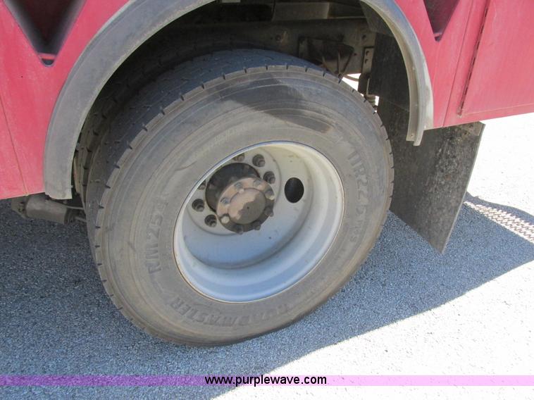 image for item K2211 2005 International DuraStar 4400 bucket truck