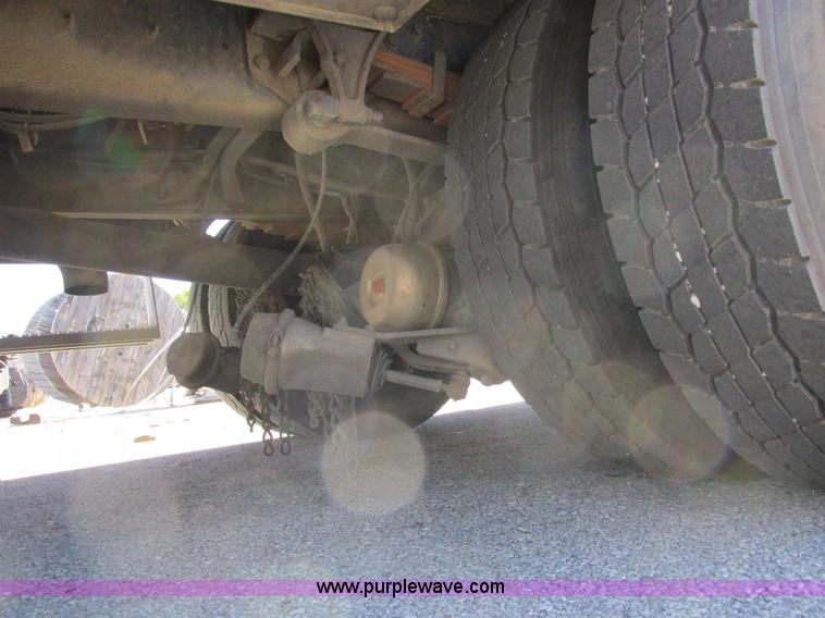 image for item K2211 2005 International DuraStar 4400 bucket truck