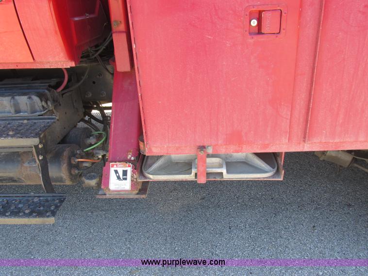 image for item K2211 2005 International DuraStar 4400 bucket truck