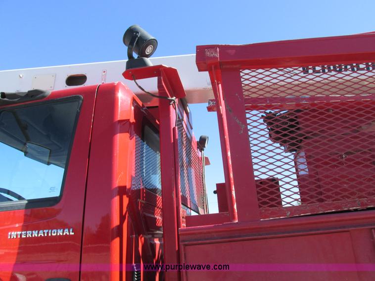 image for item K2211 2005 International DuraStar 4400 bucket truck