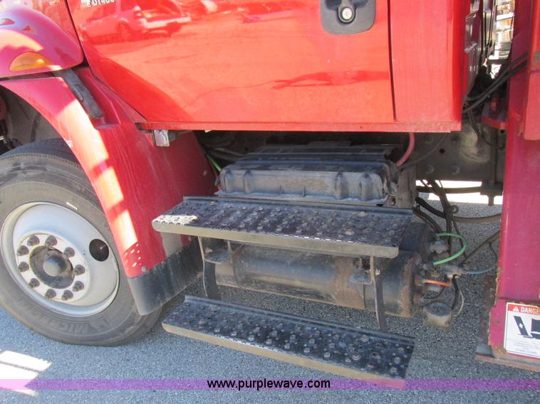 image for item K2211 2005 International DuraStar 4400 bucket truck