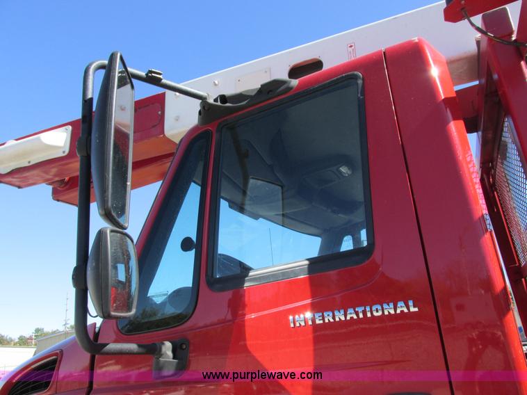 image for item K2211 2005 International DuraStar 4400 bucket truck