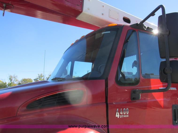 image for item K2211 2005 International DuraStar 4400 bucket truck