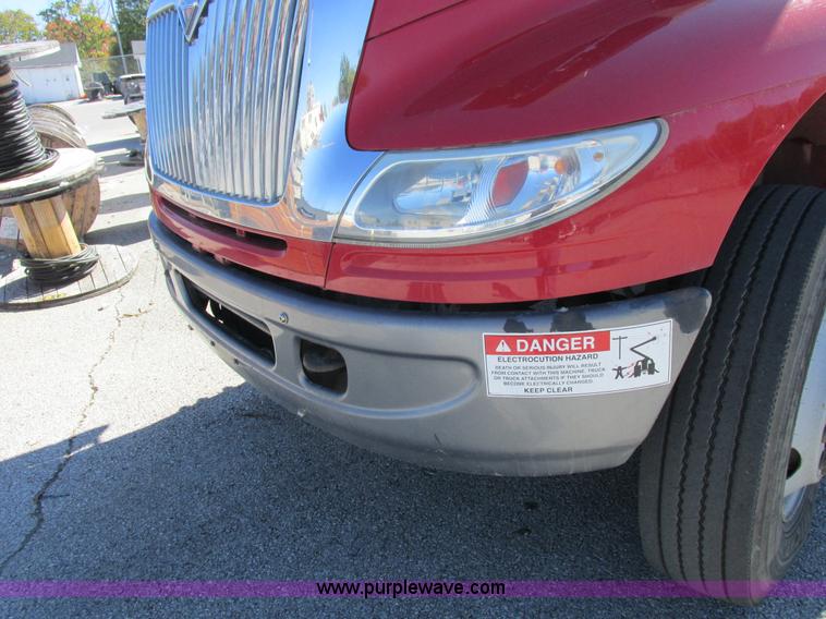 image for item K2211 2005 International DuraStar 4400 bucket truck