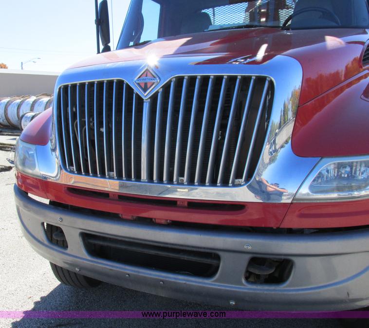 image for item K2211 2005 International DuraStar 4400 bucket truck