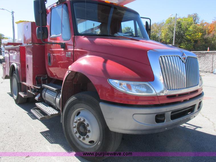 image for item K2211 2005 International DuraStar 4400 bucket truck