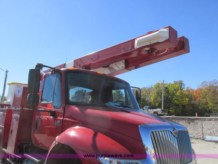image for item K2211 2005 International DuraStar 4400 bucket truck