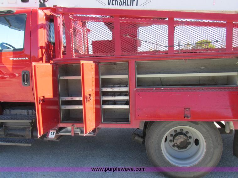 image for item K2211 2005 International DuraStar 4400 bucket truck