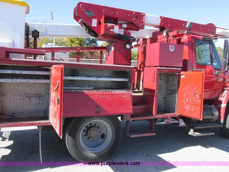 image for item K2211 2005 International DuraStar 4400 bucket truck