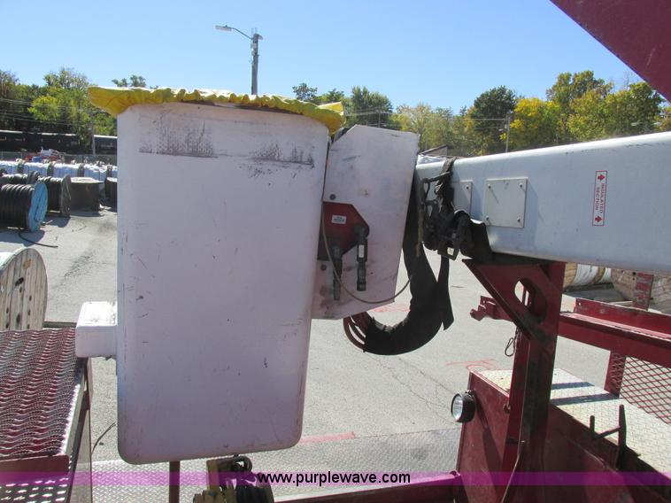 image for item K2211 2005 International DuraStar 4400 bucket truck