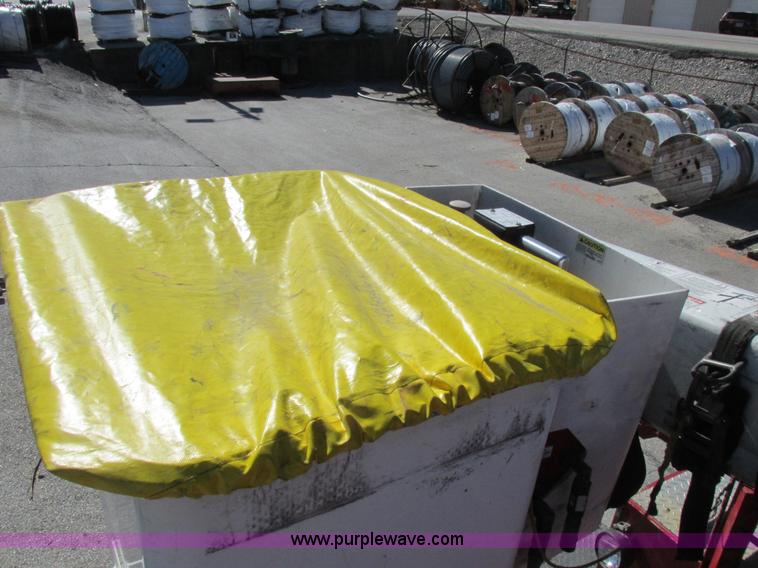 image for item K2211 2005 International DuraStar 4400 bucket truck