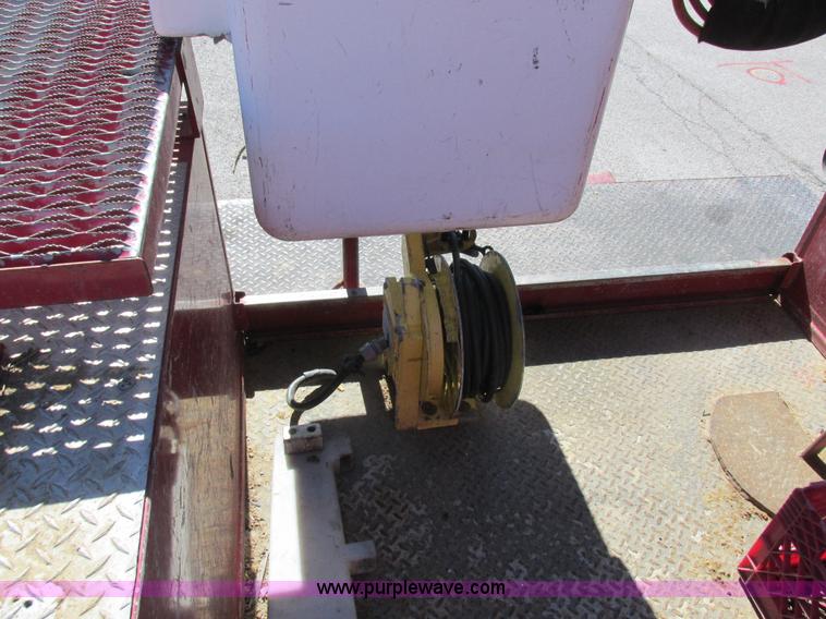 image for item K2211 2005 International DuraStar 4400 bucket truck