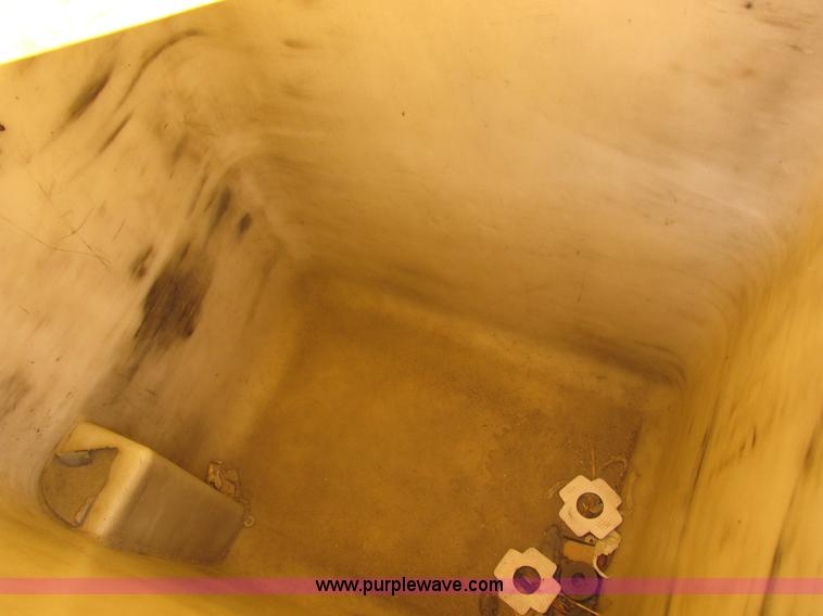 image for item K2211 2005 International DuraStar 4400 bucket truck