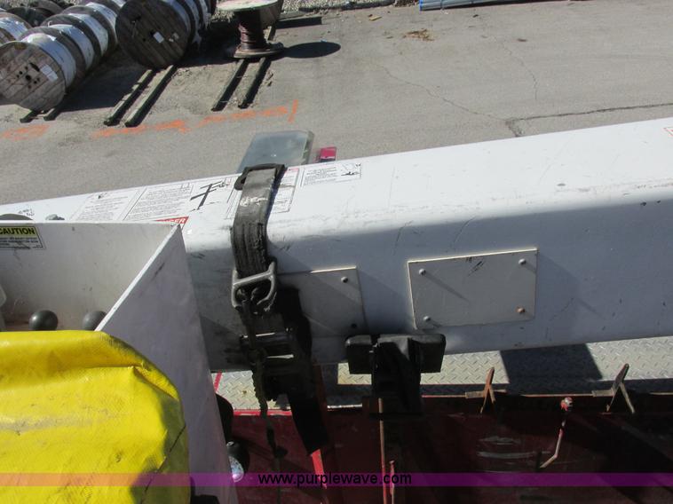 image for item K2211 2005 International DuraStar 4400 bucket truck