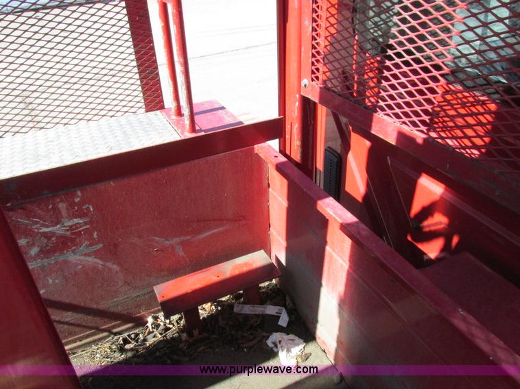 image for item K2211 2005 International DuraStar 4400 bucket truck