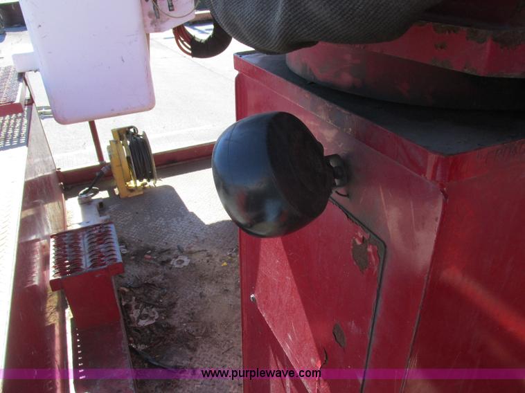 image for item K2211 2005 International DuraStar 4400 bucket truck