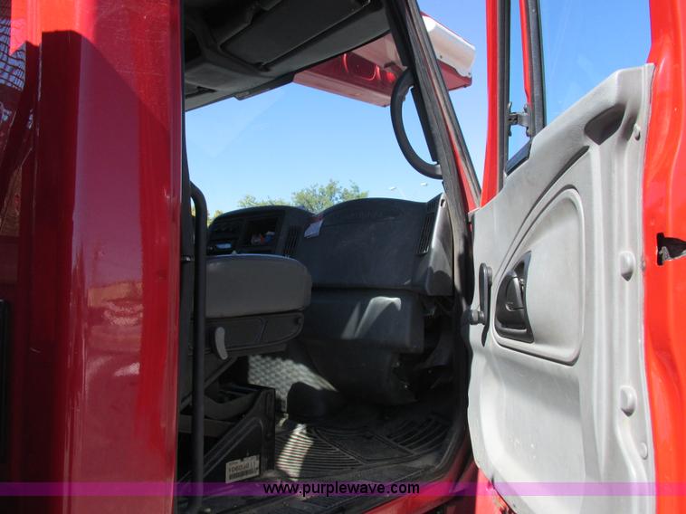 image for item K2211 2005 International DuraStar 4400 bucket truck