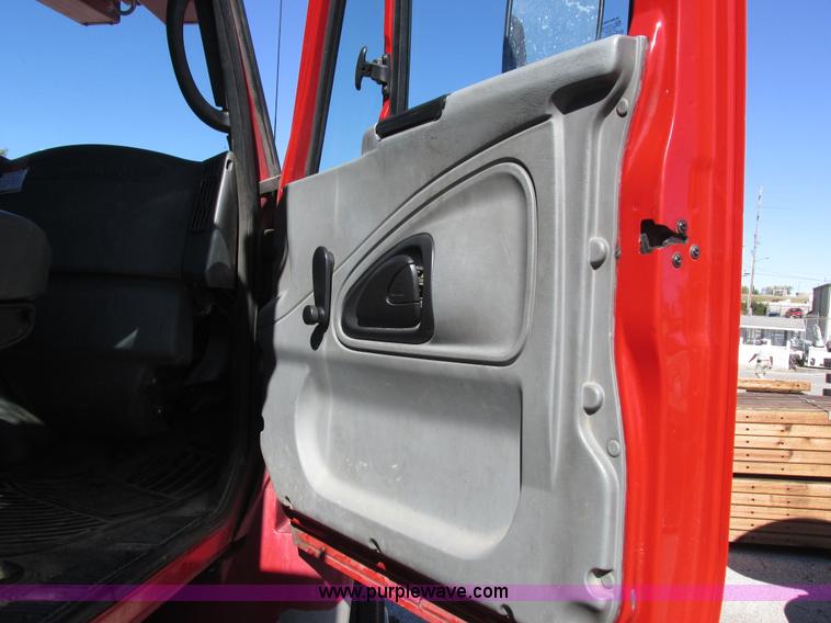 image for item K2211 2005 International DuraStar 4400 bucket truck