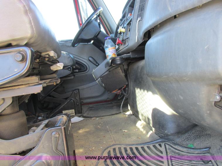 image for item K2211 2005 International DuraStar 4400 bucket truck