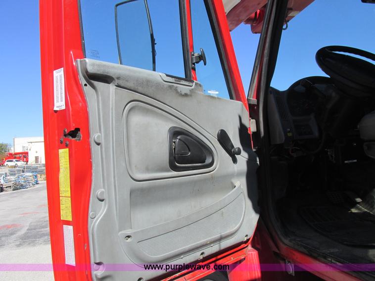 image for item K2211 2005 International DuraStar 4400 bucket truck