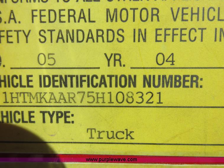 image for item K2211 2005 International DuraStar 4400 bucket truck