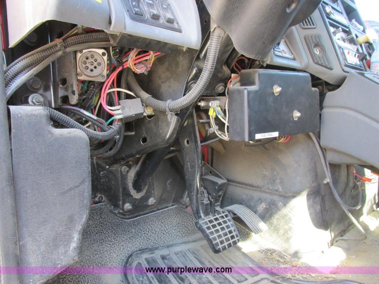 image for item K2211 2005 International DuraStar 4400 bucket truck