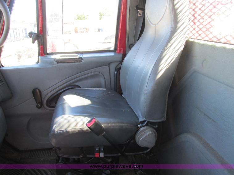 image for item K2211 2005 International DuraStar 4400 bucket truck