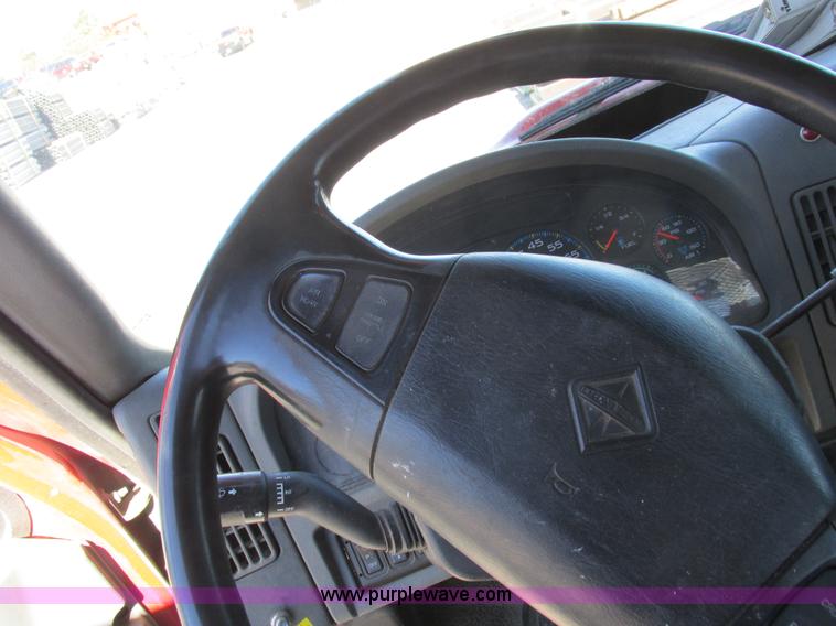 image for item K2211 2005 International DuraStar 4400 bucket truck