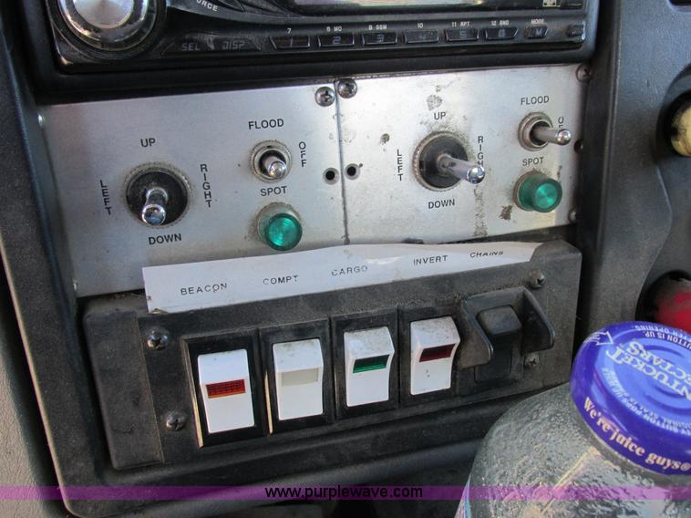 image for item K2211 2005 International DuraStar 4400 bucket truck