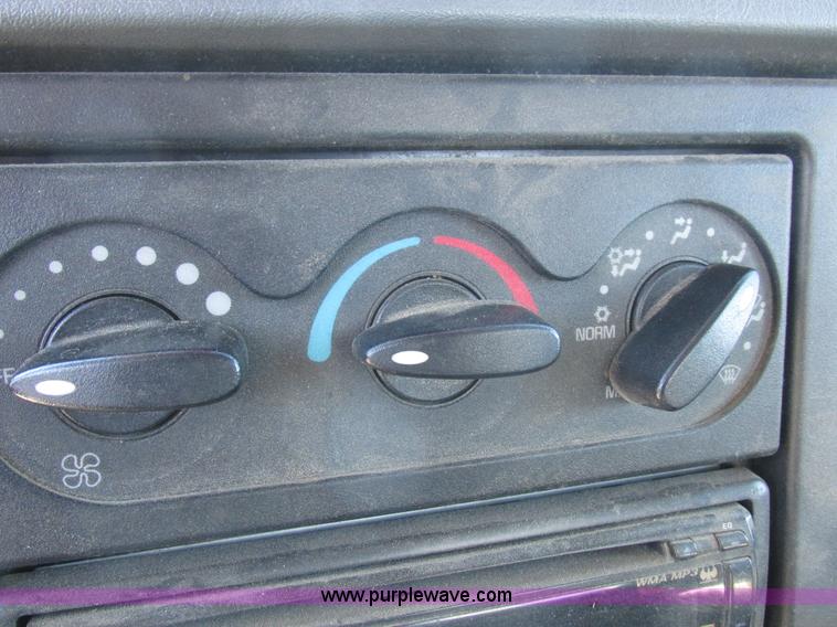 image for item K2211 2005 International DuraStar 4400 bucket truck