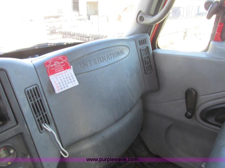 image for item K2211 2005 International DuraStar 4400 bucket truck