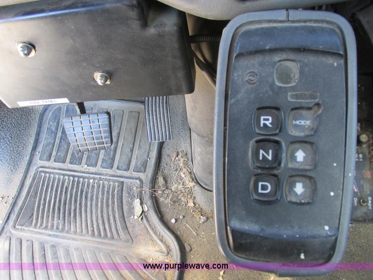 image for item K2211 2005 International DuraStar 4400 bucket truck