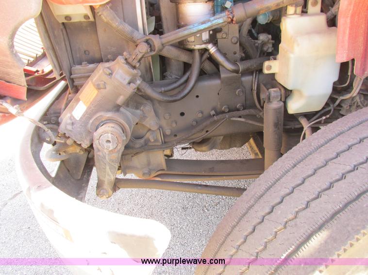 image for item K2211 2005 International DuraStar 4400 bucket truck