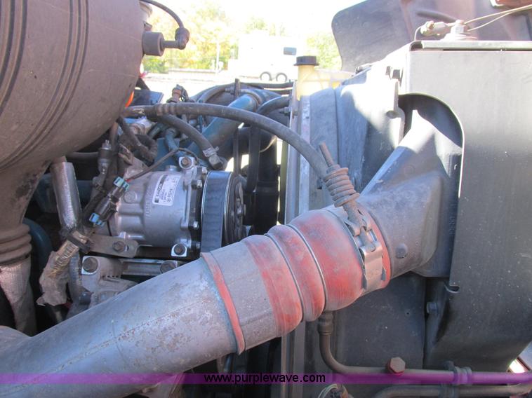 image for item K2211 2005 International DuraStar 4400 bucket truck