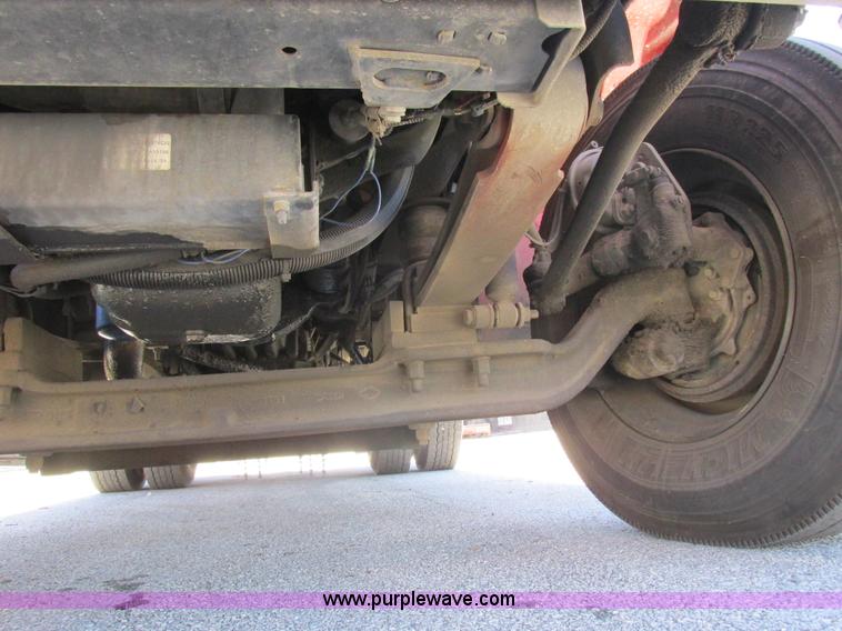 image for item K2211 2005 International DuraStar 4400 bucket truck