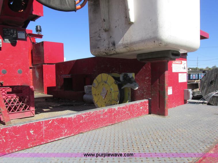 image for item K2211 2005 International DuraStar 4400 bucket truck