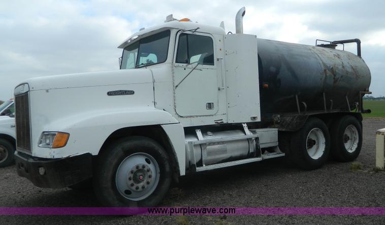 image for item K8228 1989 Freightliner FLD semi truck