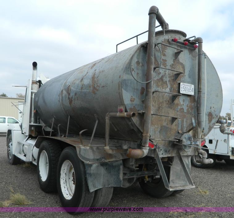 image for item K8228 1989 Freightliner FLD semi truck