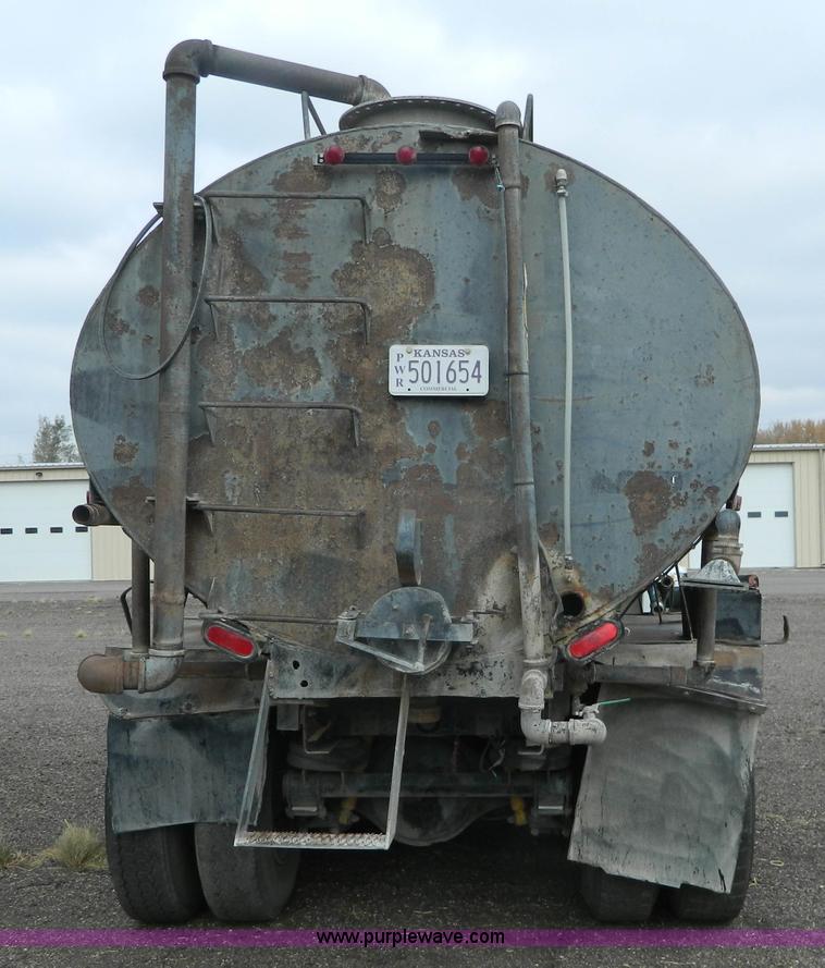 image for item K8228 1989 Freightliner FLD semi truck