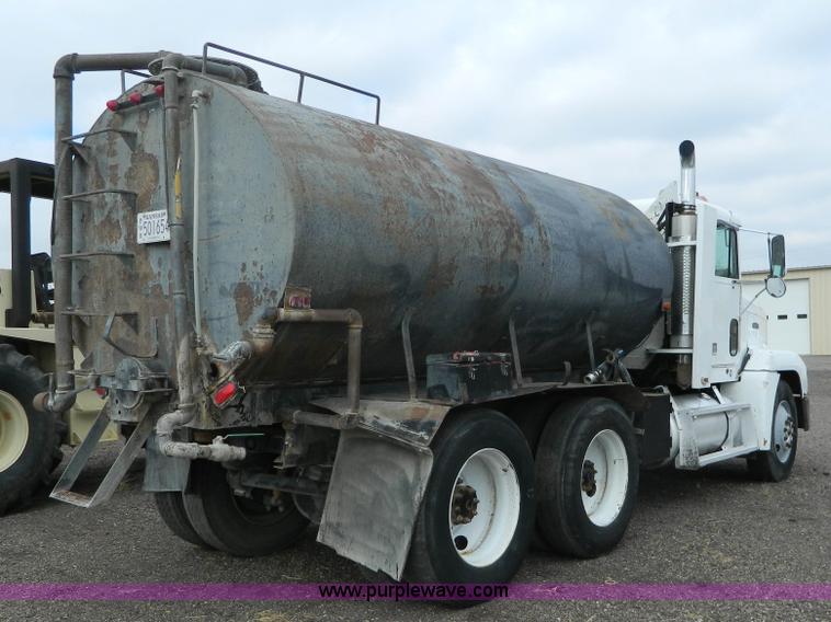 image for item K8228 1989 Freightliner FLD semi truck