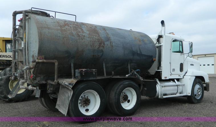 image for item K8228 1989 Freightliner FLD semi truck