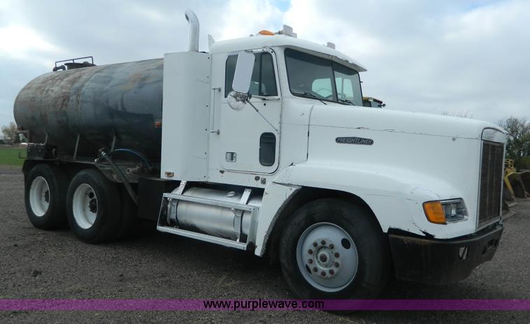 image for item K8228 1989 Freightliner FLD semi truck